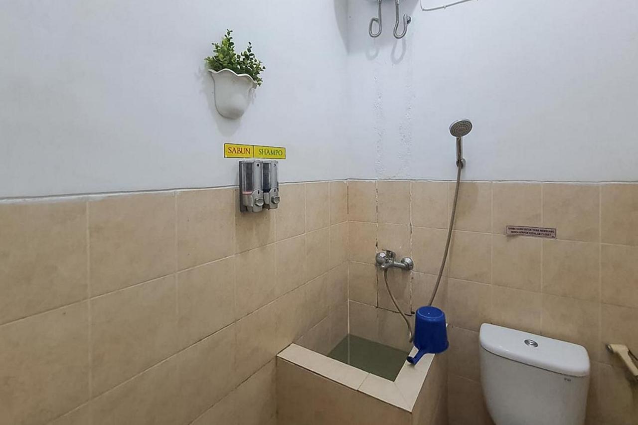 Syafa Homestay Syariah Mitra Reddoorz Tuban  Екстериор снимка