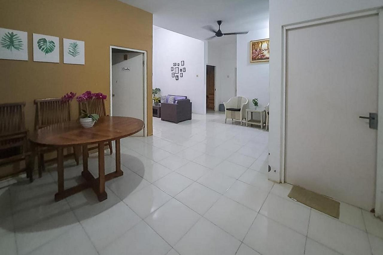 Syafa Homestay Syariah Mitra Reddoorz Tuban  Екстериор снимка
