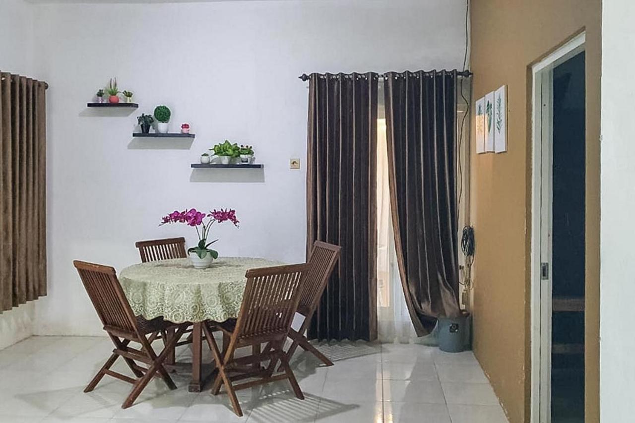 Syafa Homestay Syariah Mitra Reddoorz Tuban  Екстериор снимка