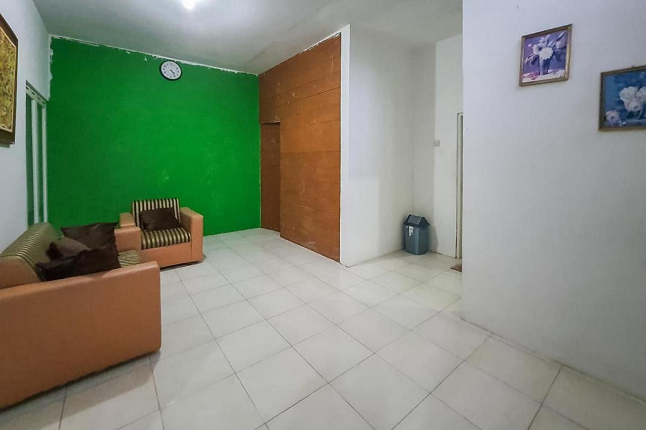 Syafa Homestay Syariah Mitra Reddoorz Tuban  Екстериор снимка